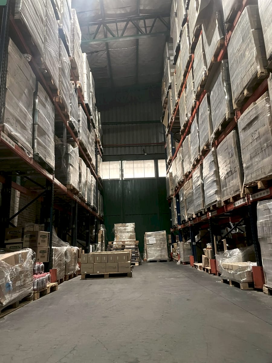 Estanterías con pallets de mercadería en el centro de distribución de Tratenfu en Hurlingham